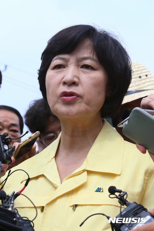 【청주=뉴시스】인진연 기자 = 추미애 더불어민주당 대표가 21일 오전 충북 청주시 흥덕구 오송읍 인근 수해현장을 찾아 기자들의 질문에 답하고 있다. 2017.07.21.&nbsp; inphoto@newsis.com 