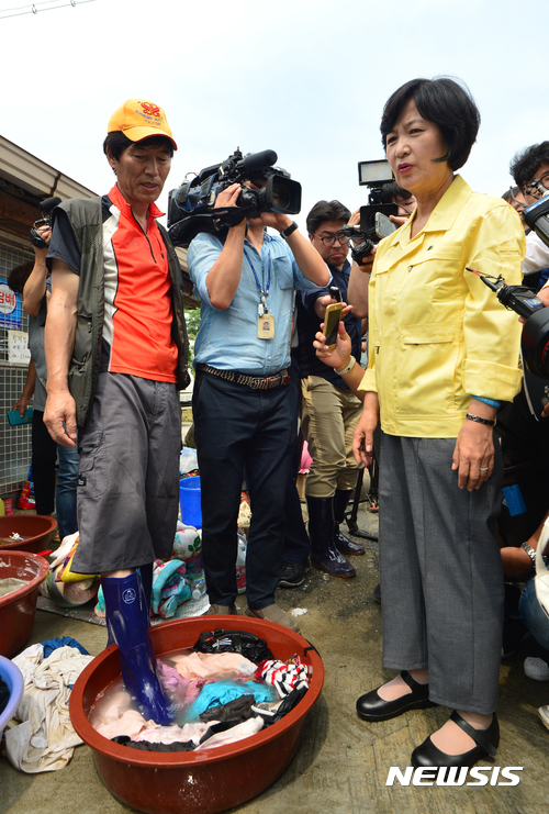 【청주=뉴시스】인진연 기자 = 추미애 더불어민주당 대표가 21일 오전 충북 청주시 흥덕구 송절동 인근 수해 현장을 찾아 자원봉사자와 대화하고 있다. 2017.07.21.&nbsp; inphoto@newsis.com 