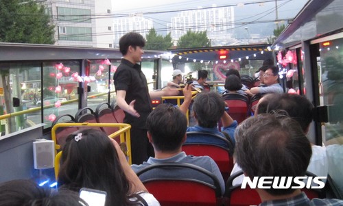 【서울=뉴시스】박정규 기자=다음달부터 운영되는 여수 '낭만버스'의 시범운행 모습. 2층버스로 운행되는 여수시의 낭만버스는 '이순신광장'을 출발·도착지로 해 여수의 야경 명소인 돌산대교, 소호 동동다리, 예울마루 지역 등을 순환하면서 약 90분간 공연 프로그램을 선보이는 프로그램이다. 2017.7.21 pjk76@newsis.com