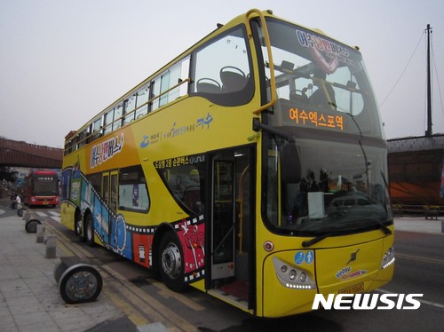 【서울=뉴시스】박정규 기자=다음달부터 운영되는 여수 '낭만버스'. 2층버스로 운행되는 여수시의 낭만버스는 '이순신광장'을 출발·도착지로 해 여수의 야경 명소인 돌산대교, 소호 동동다리, 예울마루 지역 등을 순환하면서 약 90분간 공연 프로그램을 선보이는 프로그램이다. 2017.7.21 pjk76@newsis.com