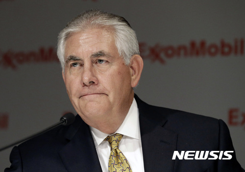 【댈러스=AP/뉴시스】미국 재무부가 20일(현지시간) 대(對) 러시아 제재를 위반한 석유회사 엑손모빌에 200만 달러(약 22억5000만 원)의 과징금을 부과했다. 재무부는 이날 성명에서 과징금 부과에 대해 렉스 틸러슨 장관이 엑손모일의 최고경영자(CEO)였을 당시 엑손이 지난 2014년 오바마 행정부가 러시아의 크림합병을 이유로 러시아 단체에 부과한 제재를 무분별하게 무시했다고 설명했다. 틸러슨 장관이 지난 2014년 5월28일 엑손모빌 CEO였을 당시 댈러스에서 열린 엑손모빌 연례 주주총회에서 기자회견을 하고 있다. 2017.07.21