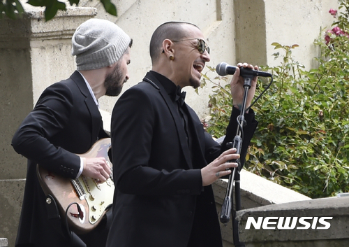 "그는 전설이다"···체스터 베닝턴 추모 물결