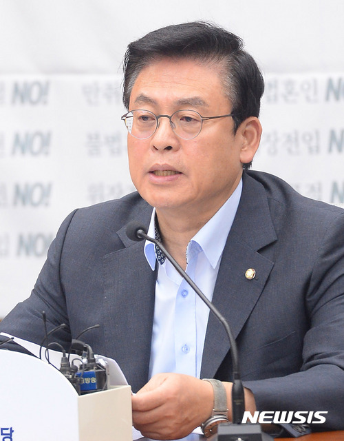 【서울=뉴시스】배훈식 기자 = 21일 오전 서울 여의도 국회 제3회의장에서 열린 자유한국당 원내대책회의에 참석한 정우택 원내대표가 모두발언하고 있다. 정 원내대표는 국민 혈세를 가지고 공무원을 무작정 늘리겠다는 추경에 분명히 반대한다며 정부는 일자리 추경이라는 현혹된 말로 호도하지않길 바란다고 말했다. 2017.07.21. dahora83@newsis.com