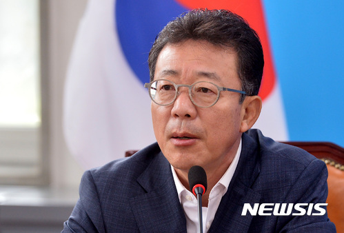 【서울=뉴시스】이영환 기자 = 바른정당 국회 예결위 간사인 홍철호 의원이 21일 오전 서울 여의도 국회 바른정당 대표실에서 열린 원내대책회의에 참석해 발언하고 있다. 홍철호 의원은 추경심의가 가다서다 반복하고 있음을 언급하며 "공무원 증원과 관련해 정부여당이 가져온 자료를 확인해 합당한 증원인지 판단해 당의 입장을 정할 것"이라 밝혔다. 2017.07.21. 20hwan@newsis.com