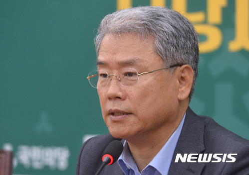 【서울=뉴시스】이영환 기자 = 국민의당 김동철 원내대표가 21일 오전 서울 여의도 국회 국민의당 원내대표실에서 추경심사 관련 기자간담회를 하고 있다. 2017.07.21. 20hwan@newsis.com