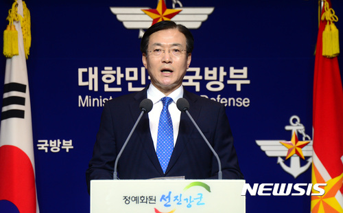 【서울=뉴시스】임태훈 기자 = 문상균 국방부 대변인이 21일 오전 서울 용산구 국방부에서 정부의 남북군사당국회담 제의가 무산된 것과 관련해 브리핑을 하고 있다. 우리 정부는 지난 17일 북측에 남북군사당국회담과 적십자회담을 열자고 제안했으나, 북한의 무반응으로 회담은 무산됐다. 2017.07.21. taehoonlim@newsis.com