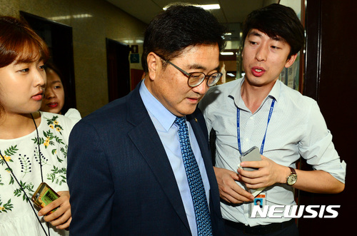 【서울=뉴시스】박영태 기자 = 우원식 더불어민주당 원내대표가 21일 오전 서울 영등포구 여의도 국회 더불어민주당 원내대표실로 향하고 있다. 2017.07.21. since1999@newsis.com