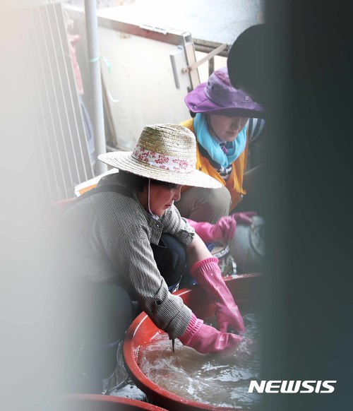 【서울=뉴시스】전신 기자 = 문재인 대통령 부인 김정숙 여사가 2017년 7월 21일 폭우 피해로 어려움을 겪고 있는 충북 청주 지역을 찾아 복구 작업을 함께 하며 주민을 위로하고 자원봉사자를 격려하는 시간을 가졌다. 하천지역이라 피해가 컸던 청주시 상당구 미원면 운암2리 청석골 마을을 찾은 김 여사는 폭우로 젖은 가재도구를 정리하고 세탁물 건조 작업에 힘을 보탰다.&nbsp; 또 수해 복구 작업을 돕는 자원봉사자들에게 준비해 온 수박과 음료를 함께 나누며 이웃의 어려움에 발 벗고 나서준 정에 고마움을 표시했다. 2017.07.21. (사진=청와대 제공) photo@newsis.com