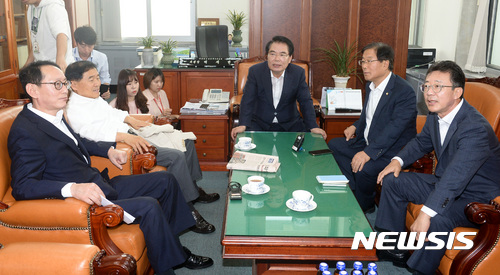 【서울=뉴시스】이영환 기자 = 21일 오후 서울 여의도 국회 예산결산특별위원회 위원장실에서 열린 여야 4당 예결위 간사 회동에서 참석자들이 이야기를 나누고 있다.왼쪽부터 자유한국당 간사 김도읍 의원, 국민의당 간사 황주홍 의원, 백재현 위원장, 더불어민주당 간사 윤후덕 의원, 바른정당 간사 홍철호 의원. 2017.07.21. 20hwan@newsis.com