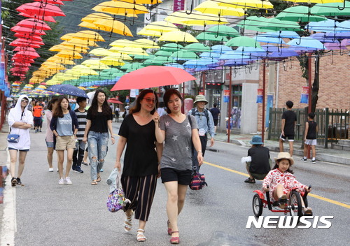  【인제=뉴시스】한윤식 기자 = 강원 인제읍 정중앙휴게소 일원에서 열린 제4회 바퀴축제에 22일 주말을 맞아 많은 사람들이 몰려 축제를 즐기고 있다. 2017.07.22.    ysh@newsis.com 