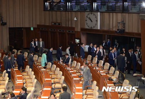 【서울=뉴시스】임태훈 기자 = 자유한국당 의원들이 22일 오전 서울 여의도 국회 본회의장에서 열린 제352회 국회(임시회) 제3차 본회의에서 문재인 정부의 첫 추가경정예산안(추경) 표결 직전에 퇴장하고 있다. 2017.07.22. taehoonlim@newsis.com