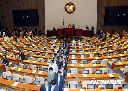 【서울=뉴시스】임태훈 기자 = 국회 여·야 의원들이 22일 오전 서울 여의도 국회 본회의장에서 열린 제352회 국회(임시회) 제3차 본회의를 마치고 이동하고 있다.&nbsp; 이번 본회의에서는 문재인 정부의 첫 추가경정예산안(추경)이 재적 299인, 재석 179인, 찬성 140인, 반대 31인, 기권 8인으로 가결됐다. 2017.07.22.&nbsp; taehoonlim@newsis.com