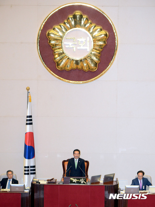 【서울=뉴시스】임태훈 기자 = 정세균 국회의장이 22일 오전 서울 여의도 국회 본회의장에서 열린 제352회 국회(임시회) 제3차 본회의에서 발언하고 있다. 이번 본회의에서는 문재인 정부의 첫 추가경정예산안(추경)이 재적 299인, 재석 179인, 찬성 140인, 반대 31인, 기권 8인으로 가결됐다. 2017.07.22. taehoonlim@newsis.com