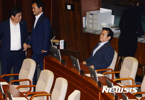 【서울=뉴시스】임태훈 기자 = 정우택 자유한국당 원내대표가 22일 오전 서울 여의도 국회 본회의장에서 열린 제352회 국회(임시회) 제3차 본회의에서 문재인 정부의 첫 추가경정예산안(추경) 표결 직전에 퇴장했다가 다시 돌아와 자리에 착석하고 있다. 이번 본회의에서는 문재인 정부의 첫 추가경정예산안(추경)이 재적 299인, 재석 179인, 찬성 140인, 반대 31인, 기권 8인으로 가결됐다. 2017.07.22. taehoonlim@newsis.com