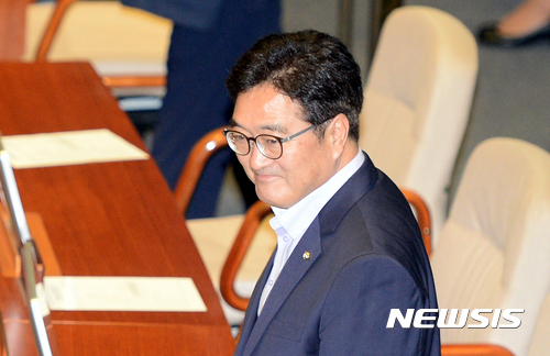 【서울=뉴시스】임태훈 기자 = 우원식 더불어민주당 원내대표가 22일 오전 서울 여의도 국회 본회의장에서 열린 제352회 국회(임시회) 제3차 본회의를 마치고 자리에서 일어나 미소짓고 있다. 이번 본회의에서는 문재인 정부의 첫 추가경정예산안(추경)이 재적 299인, 재석 179인, 찬성 140인, 반대 31인, 기권 8인으로 가결됐다. 2017.07.22. taehoonlim@newsis.com