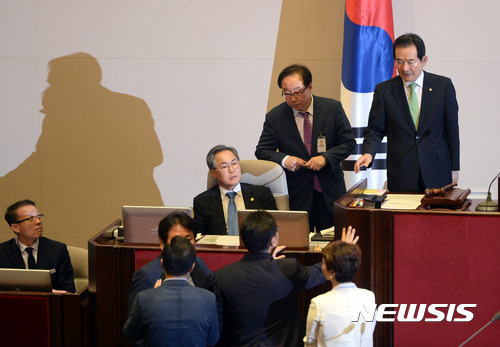 【서울=뉴시스】임태훈 기자 = 정세균 국회의장이 22일 오전 서울 여의도 국회에서 열린 제352회 국회(임시회) 제3차 본회의에서 추경예산안이 정족수 미달인 상황에 교섭단체 원내수석 등을 불러 회의 진행 방향에 대해 논의하고 있다.&nbsp; 이번 본회의에서는 문재인 정부의 첫 추가경정예산안(추경)이 재적 299인, 재석 179인, 찬성 140인, 반대 31인, 기권 8인으로 가결됐다. 2017.07.22.&nbsp; taehoonlim@newsis.com