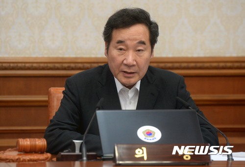 【서울=뉴시스】조성봉 기자 = 이낙연 국무총리가 22일 오후 서울 종로구 정부서울청사에서 열린 임시국무회의에서 모두 발언을 하고 있다. 2017.07.22.&nbsp; suncho21@newsis.com