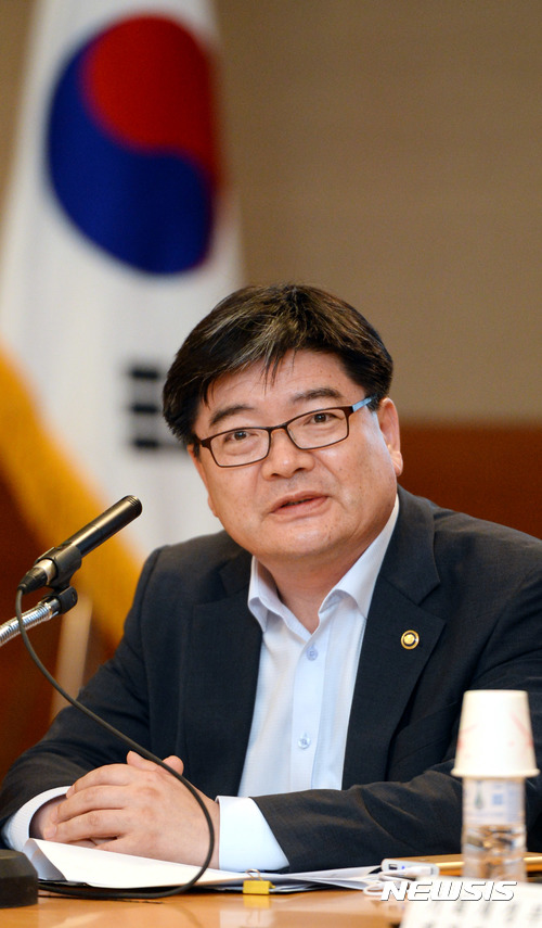 【서울=뉴시스】임태훈 기자 = 22일 오후 서울 서초구 서울지방조달청 pps홀에서 열린 제7차 긴급 재정관리점검회의에서 김용진 기획재정부 제2차관이 모두발언을 하고 있다.&nbsp; 이번 회의에서 정부 각 부처의 기조실장 등은 2017년 추가경정예산 집행계획 등을 점검한다. 2017.07.22.&nbsp; taehoonlim@newsis.com 