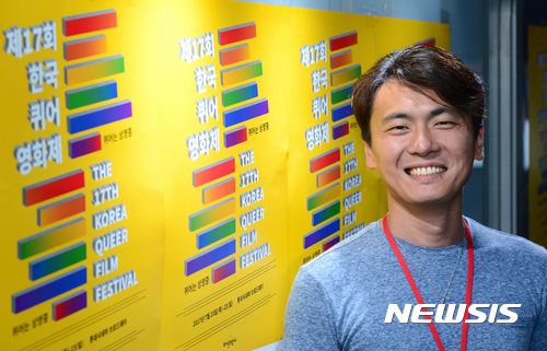 【서울=뉴시스】 권현구 기자 = 퀴어문화축제 강명진 조직위원장이 20일 오후 서울 강남구 신사 롯데시네마 브로드웨이에서 뉴시스와 인터뷰를 마치고 포즈를 취하고 있다. 2017.07.23. stoweon@newsis.com