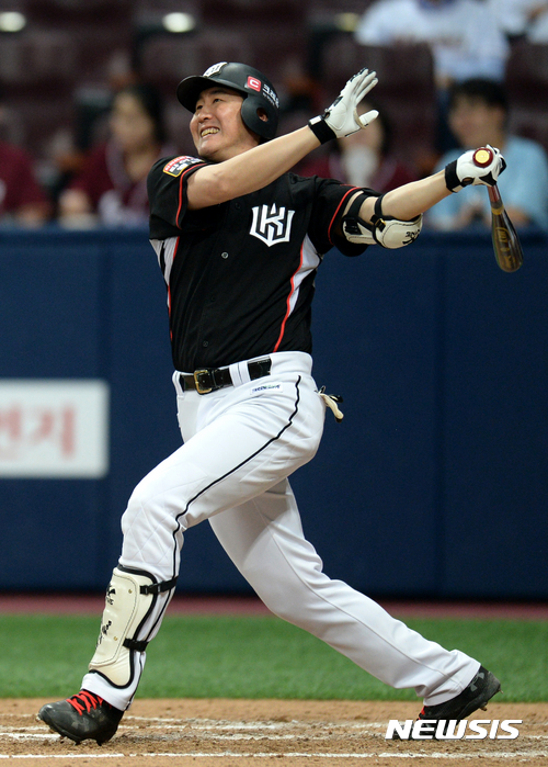 【서울=뉴시스】고범준 기자 = 23일 오후 서울 구로구 고척스카이돔에서 열린 2017 KBO 리그 넥센 히어로즈와 kt 위즈의 경기, 6회초 2사 kt 유한준이 타격을 하고 있다. 2017.07.23. bjko@newsis.com