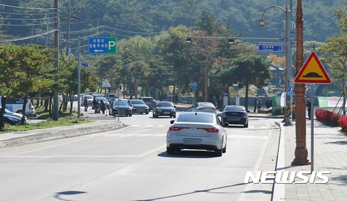 【제천=뉴시스】강신욱 기자 = 충북 제천시는 명승 20호 의림지 진입도로 확장 여론과 관련해 먼저 급커브길 선형개량에 나설 계획이다. 사진은 의림지와 인접한 왕복 2차로 진입도로. 2017.07.24. ksw64@newsis.com