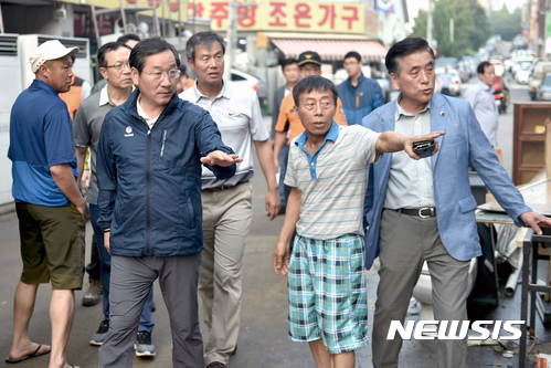<유정복 인천시장이 23일 남동구 구월동 상습침수지역을 시찰하고 있다.> 