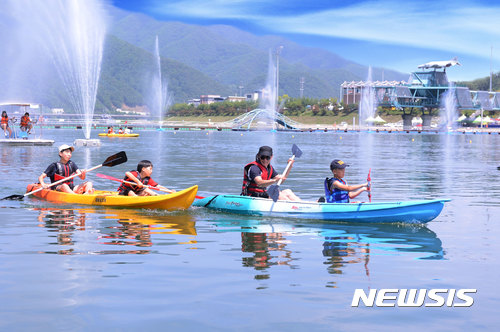 【화천=뉴시스】한윤식 기자 = 대한민국 대표 여름축제인 강원도 화천쪽배축제가 29일부터 다음달 13일까지 ‘수리 수리(水利) 화천'을 슬로건으로 붕어섬 일대에서 열린다. 사진은 지난해 축제 모습.2017.07.24.(사진=화천군청 제공) ysh@newsis.com