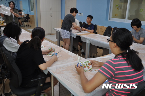 【홍성·예산=뉴시스】충남도교육청이 운영하는 특수교육대상 학생 방학중 방과후학교 프로그램 모습,