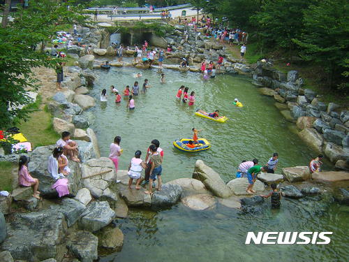 【창원=뉴시스】 홍정명 기자 = 24일 경남도는 아직 여름 휴가지를 정하지 못한 사람들을 위해 도내 자연휴양림 12개소를 추천했다.사진은 거창 금원산자연휴양림 내 물놀이장.2017.07.24.(사진=경남도 제공) photo@newsis.com