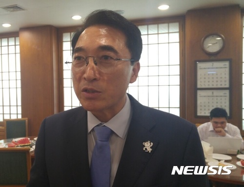 【서울=뉴시스】 장윤희기자= 박수현 청와대 대변인이 평창 동계올림픽 배지를 착용한 모습. 2017.07.12. ego@newsis.com 