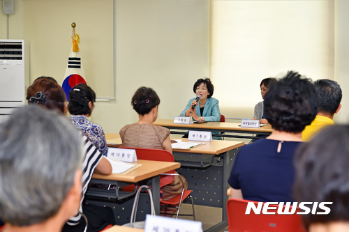 【서울=뉴시스】박춘희 송파구청장이 24일, 풍납1동 주민센터에서 열린 ‘풍납동 주민단체 간담회’에 참석해 풍납토성 사업 등에 관해 주민과 대화를 나누고 있다.  (사진 = 송파구 제공)  photo@newsis.com  