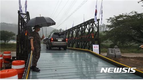 【청주=뉴시스】인진연 기자 = 지난 16일 집중호우로 붕괴한 충북 청주시 상당구 낭성면의 전하울교를 대신할 임시교량이 24일 개통했다. 2017.07.24 (사진=충북도청 제공) photo@newsis.com