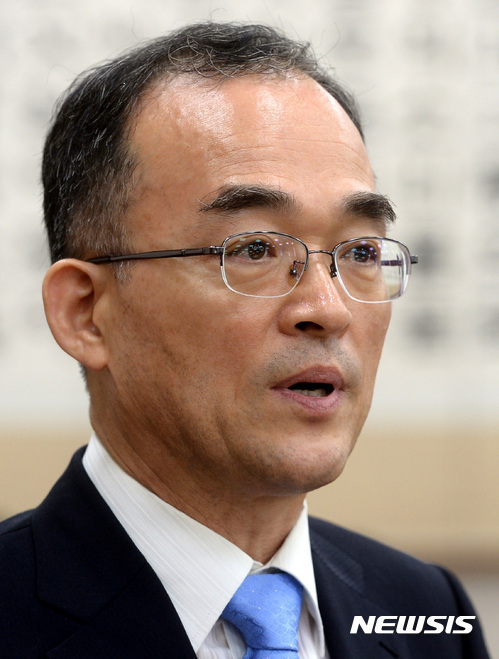 【서울=뉴시스】이영환 기자 = 문무일 검찰총장 후보자가 24일 오전 서울 여의도 국회 법제사법위원회 회의실에서 열린 인사청문회에 참석해 모두발언 하고 있다. 2017.07.24.&nbsp; 20hwan@newsis.com