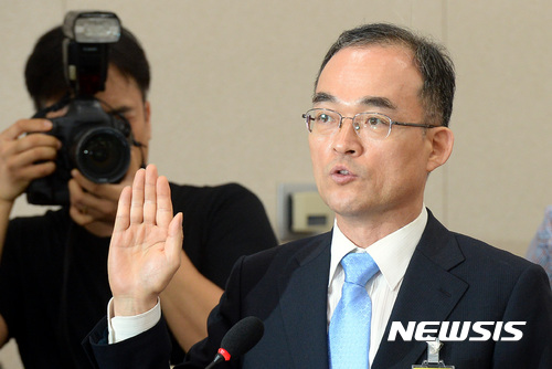 【서울=뉴시스】박영태 기자 = 24일 오전 서울 영등포구 여의도 국회 법제사법위원회 회의실에서 진행된 검찰총장후보자(문무일) 인사청문회에서 문무일 후보자가 선서를 하고 있다. 2017.07.24. since1999@newsis.com