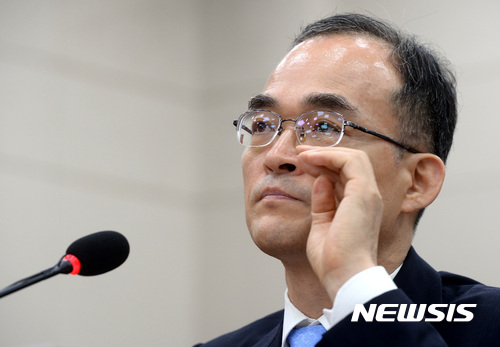 【서울=뉴시스】이영환 기자 = 문무일 검찰총장 후보자가 24일 오전 서울 여의도 국회 법제사법위원회 회의실에서 열린 인사청문회에 참석해 안경을 만지고 있다. 2017.07.24.&nbsp; 20hwan@newsis.com