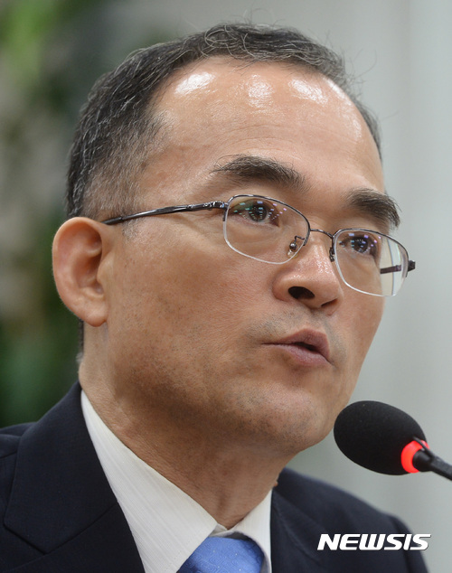 【서울=뉴시스】이영환 기자 = 문무일 검찰총장 후보자가 24일 오전 서울 여의도 국회 법제사법위원회 회의실에서 열린 인사청문회에 참석해 의원들의 질의에 답하고 있다. 2017.07.24.&nbsp; 20hwan@newsis.com