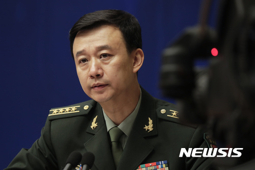 【베이징=AP/뉴시스】중국 국방부의 우첸 대변인이 24일 베이징 국무원 주최 기자회견에서 질문을 듣고 있다. 2017.07.24&nbsp; 