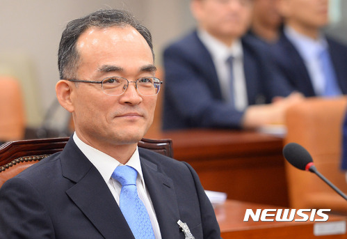 【서울=뉴시스】배훈식 기자 = 24일 오후 서울 여의도 국회 법제사법위원회 회의실에서 열린 검찰총장 후보자 인사청문회에 참석한 문무일 후보자가 옅은 미소를 띄고 있다. 2017.07.24.&nbsp; dahora83@newsis.com