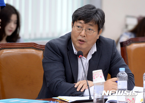 【서울=뉴시스】이영환 기자 = 24일 오전 서울 여의도 국회 법제사법위원회 회의실에서 열린 문무일 검찰총장 후보자 인사청문회에 참석한 더불어민주당 이춘석 의원이 질의를 하고 있다. 2017.07.24.&nbsp; 20hwan@newsis.com