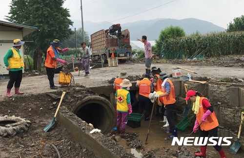  【양평=뉴시스】문영일 기자 = 경기 양평군자원봉사센터 회원 50여 명은 지난 24일 수해복구 장비를 동원해 충북 청주시 미원면 지역을 찾아 수해 지역 복구에 힘을 보탰다. 2017.07.25. (사진=양평군청 제공) photo@newsis.com