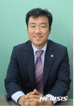 【세종=뉴시스】백영미 기자 = 이달의 기능한국인에 선정된 뉴젠스 최봉열 대표. (사진=고용노동부 제공) photo@newsis.com 