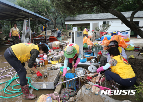【괴산=뉴시스】김재광 기자 = 25일 충북 괴산군 수해 지역을 찾은 대한적십자사 봉사원들이 호우로 침수된 물품을 세척하고 있다.2017.07.25.(사진=괴산군 제공) photo@newsis.com