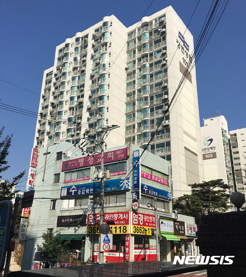 【서울=뉴시스】= 서울 강서구 염창동 295, -1 강변성원 101동 9층 901호가 경매에 나왔다. 2001년 6월 준공한 3개동 297가구 단지로 물건은 18층 건물 중 9층이다. 전용면적은 114.1㎡, 방 4개 욕실 2개 계단식 구조다. 2017.07.25.(사진 = 지지옥션 제공)