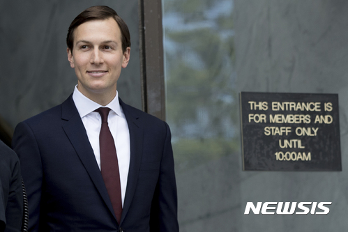 【 워싱턴=AP/뉴시스】도널드 트럼프 미국 대통령의 사위인 재러드 쿠슈너 백악관 선임고문이 24일(현지시간) 워싱턴 상원 정보위의 비공개 청문회에 출석해 지난해 트럼프 대선캠프와 러시아 간의 내통 의혹에 관해 증언한 후 미소를 지으며 의사당을 걸어나오고 있다. 이날 그는 일체의 혐의를 부인했다. 2017.07.25