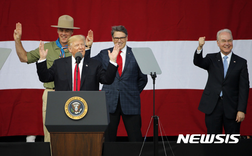 【글렌 진(미 웨스트버지니아주)=AP/뉴시스】도널드 트럼프 미 대통령이 24일(현지시간) 웨스트버지니아주 글렌 진에서 열린 잼보리 대회에 보이스카우트 출신인 라이언 징커 내무장관, 릭 페리 에너지장관, 톰 프라이스 보건장관(뒷줄 왼쪽부터)와 함께 참석, 제스처를 취하고 있다. 트럼프 대통령은 공화당이 오바마케어를 폐기하는데 실패하면 톰 프라이스 보건장관을 해임해야 할 것이라고 농담조로 말했다. 2017,7,25