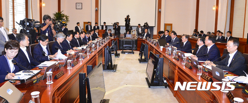 【서울=뉴시스】전진환 기자 = 문재인 대통령이 25일 오전 청와대 세종실에서 국무회의를 주재하고 있다. 2017.07.25. amin2@newsis.com