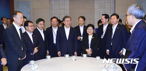 【서울=뉴시스】전진환 기자 = 문재인 대통령이 25일 오전 청와대 세종실에서 국무회의에 앞서 국무위원들과 환담하고 있다. 2017.07.25. amin2@newsis.com