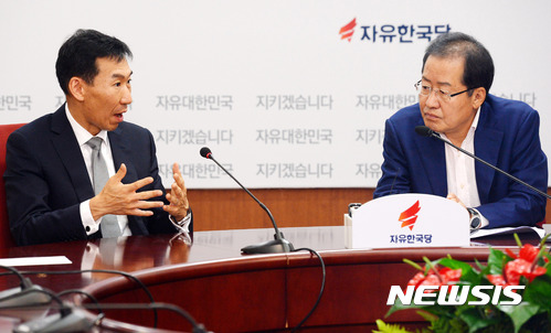 【서울=뉴시스】배훈식 기자 = 25일 오전 서울 여의도 자유한국당 당사에서 홍준표(오른쪽) 대표가 제임스 최 주한호주대사와 대화하고 있다. 2017.07.25. dahora83@newsis.com