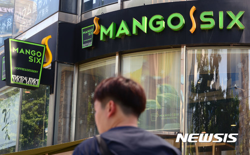 【서울=뉴시스】김선웅 기자 = '커피왕'으로 불리며 '할리스', '카페베네', '망고식스', '디센트', '커피식스', '쥬스식스' 등을 경영했던 강훈 KH컴퍼니 대표가 지난 24일 자택에서 숨진 채 발견됐다. KH컴퍼니와 KJ마케팅은 서울회생범원에 회생절차 개시 신청서를 제출했으나 강 대표가 숨진 채 발견되면서 25일 예정됐던 회생 절차 대표자 심문기일은 연기됐다. 이날 오후 서울 강남구에 위치한 카페 '망고식스'의 모습. 2017.07.25. mangusta@newsis.com