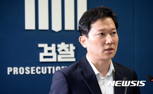 【서울=뉴시스】고범준 기자 = 이준식 서울중앙지방검찰청 공정거래조세조사부 부장검사가 25일 오후 서울 서초구 서초동 고등검찰청 기자실에서 미스터피자 창업주 정우현 엠피그룹 회장의 불공정거래 사건과 관련 수사 결과 브리핑을 하고 있다. 2017.07.25. bjko@newsis.com